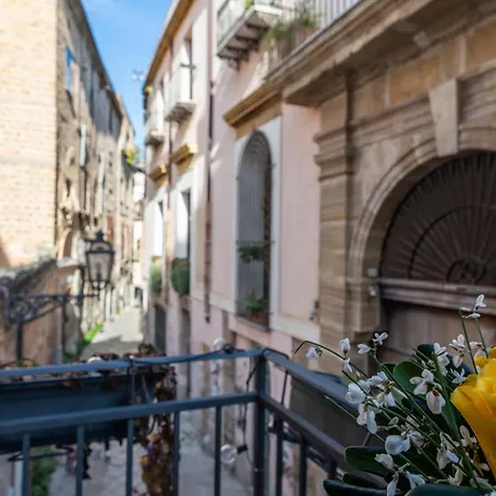 Guesthost - Al Cassaro